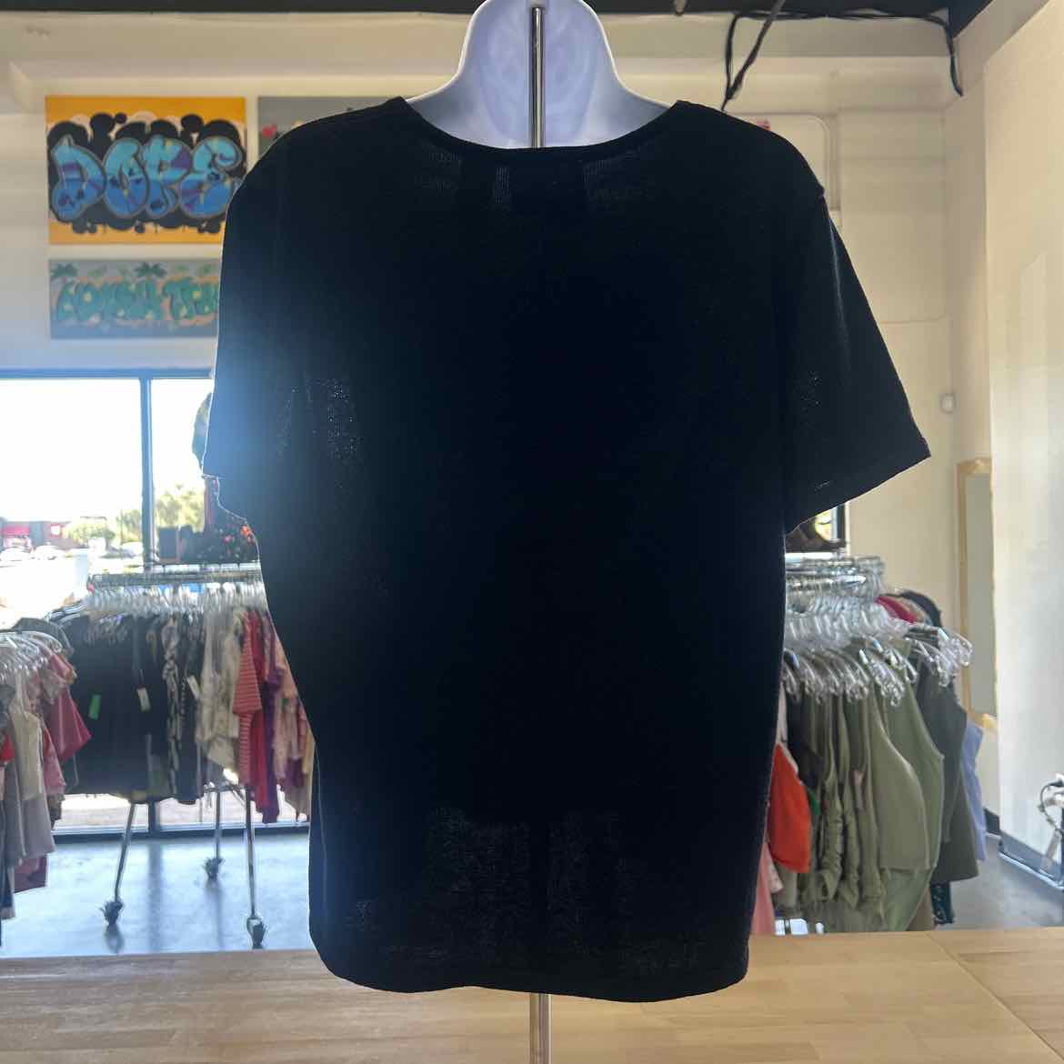 First Issue Size XL Black Preloved T-Shirt SS