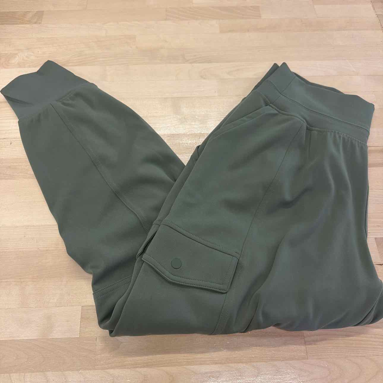 Athleta Size M Green Athletic Pants