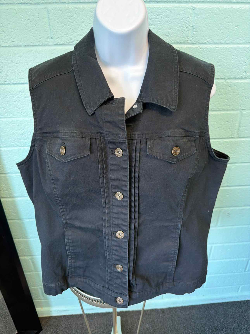 D & Co. Size M Black Vest