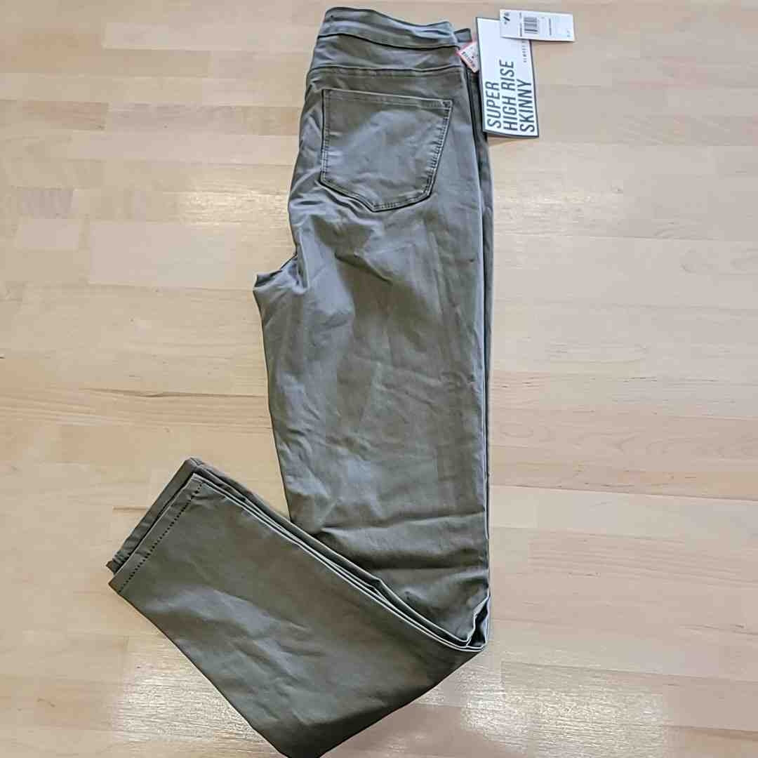 Almost Famous Size 7 Green Jeans