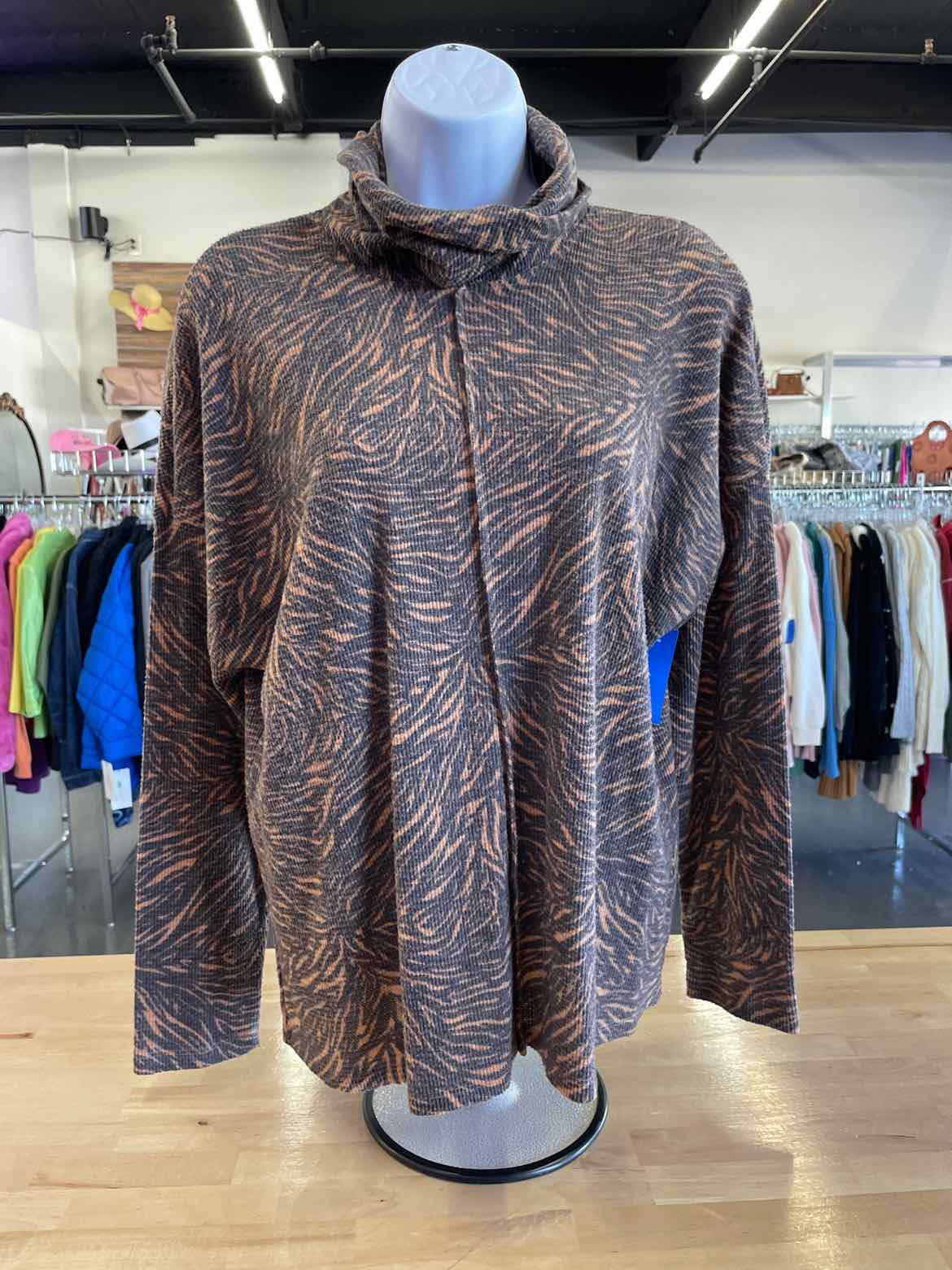 Vince Camuto Size L Brown Long Sleeve