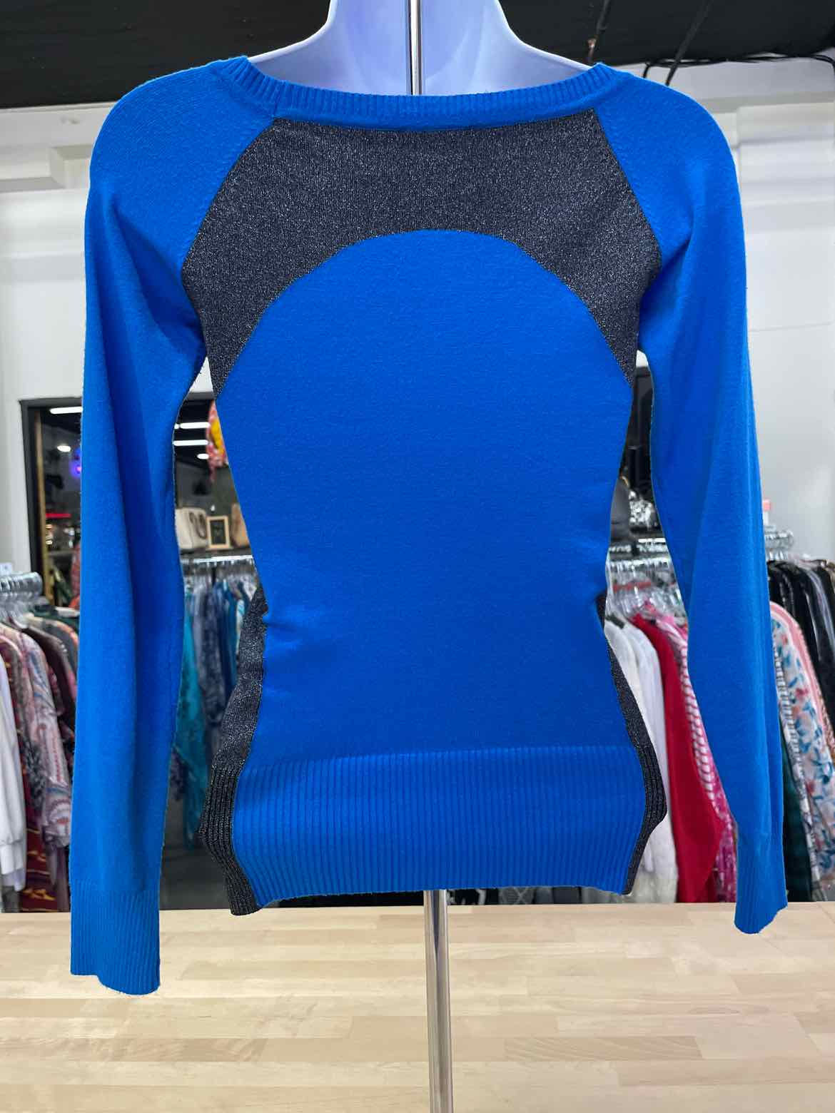 Bebe Size XS Black & Blue Longsleeve