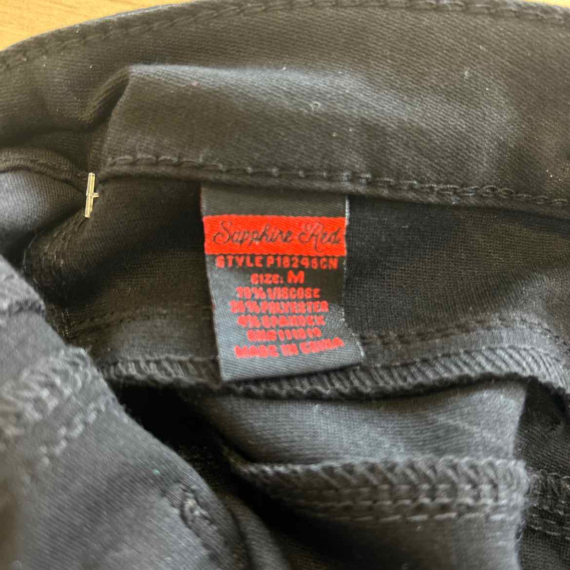 Sapphire Red Size M Black Pants