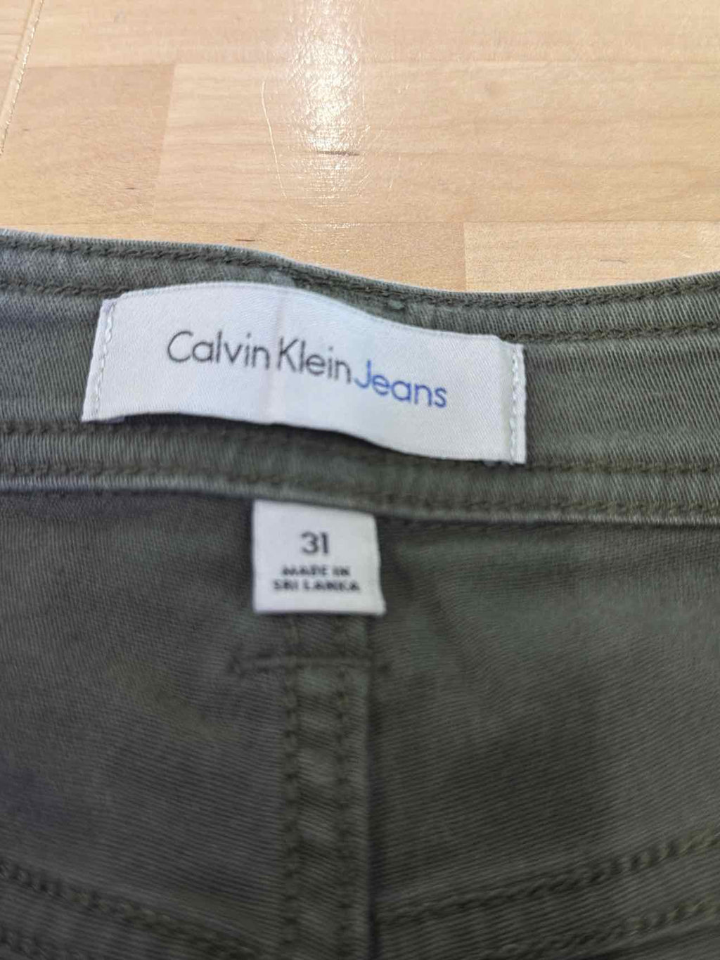 Calvin Klein Women Size 31 Green Preloved Shorts