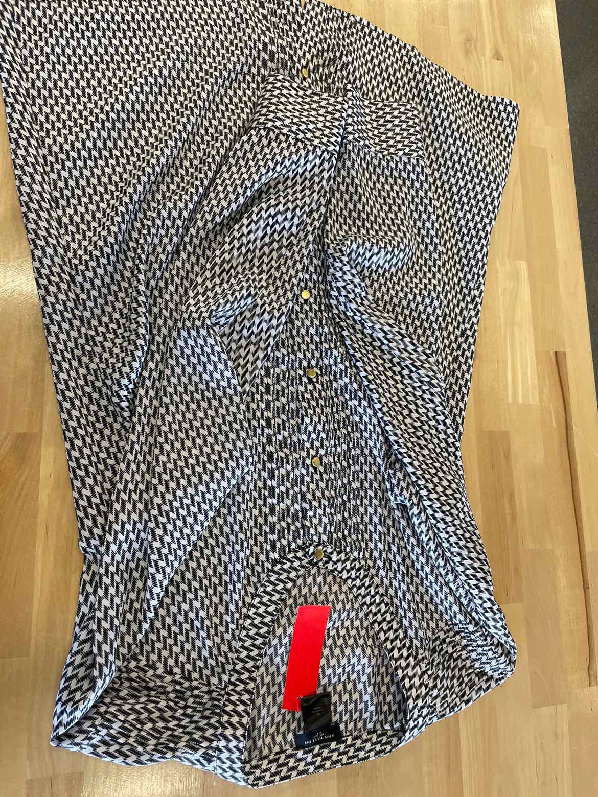 Ann Taylor Size 6 BLACK & WHITE Button Down Shirt