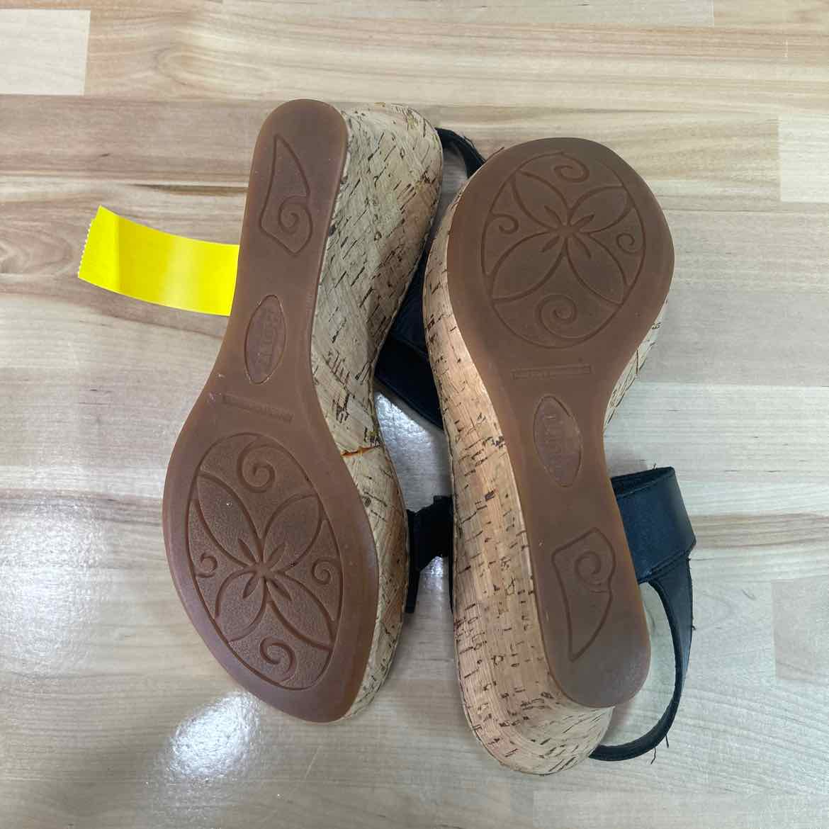 Born Size 6.5 Black/Brown Preloved Wedges