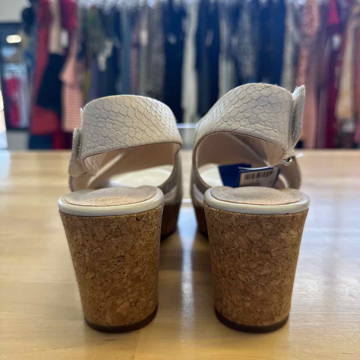 Clarks Shoe Size 6 Cream Sandals