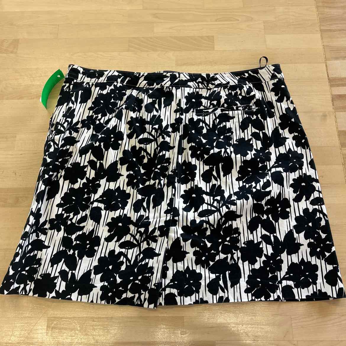 Izod Women Size 10 Black Preloved Skorts