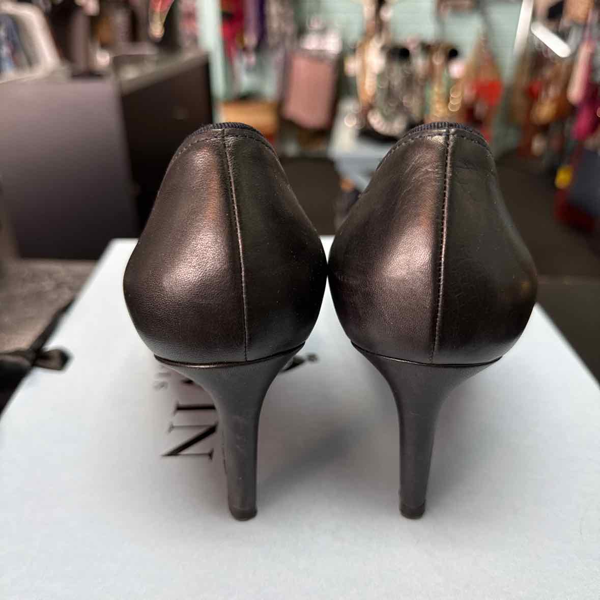 Lanvin Size 7 Vintage Navy Leather Preloved Heels