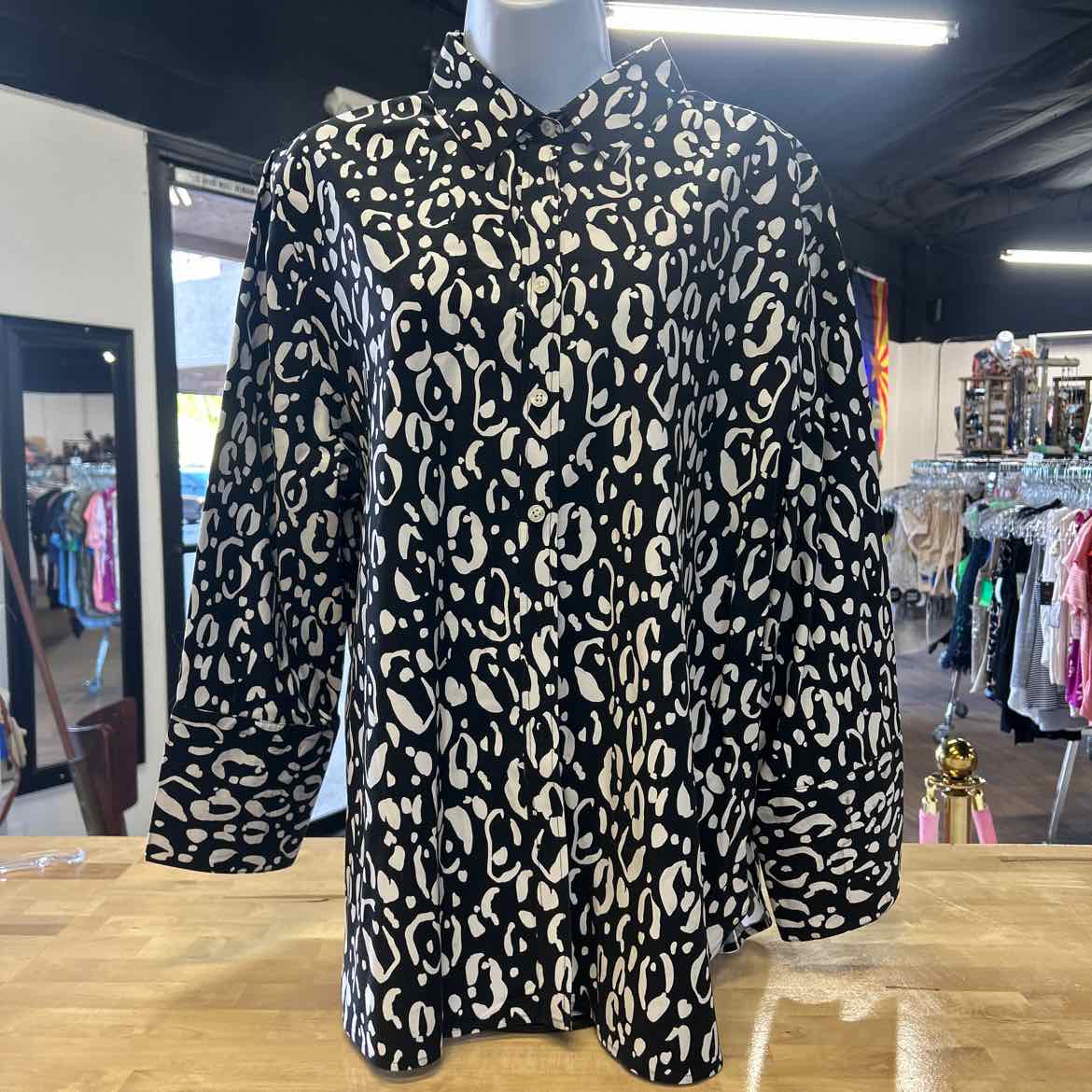 Chico's Size 3 Black Preloved Button Down LS