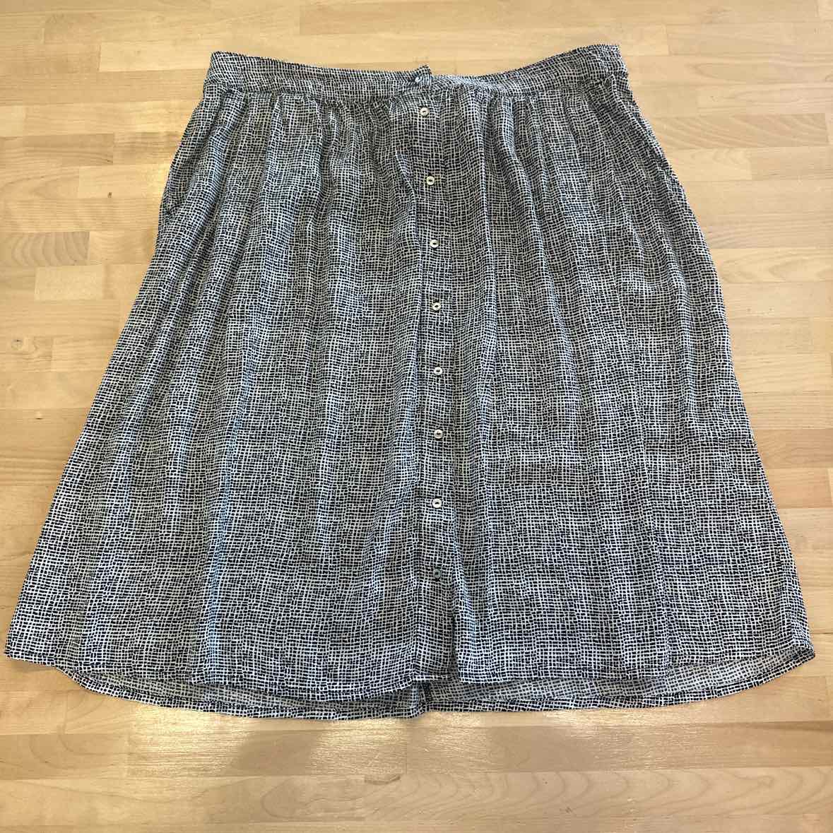 Simply Styled Size XLP BLACK & WHITE Skirt