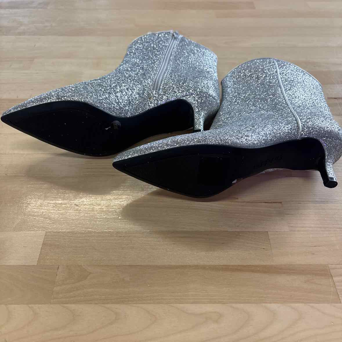 On 34th Aatira Tulip Booties