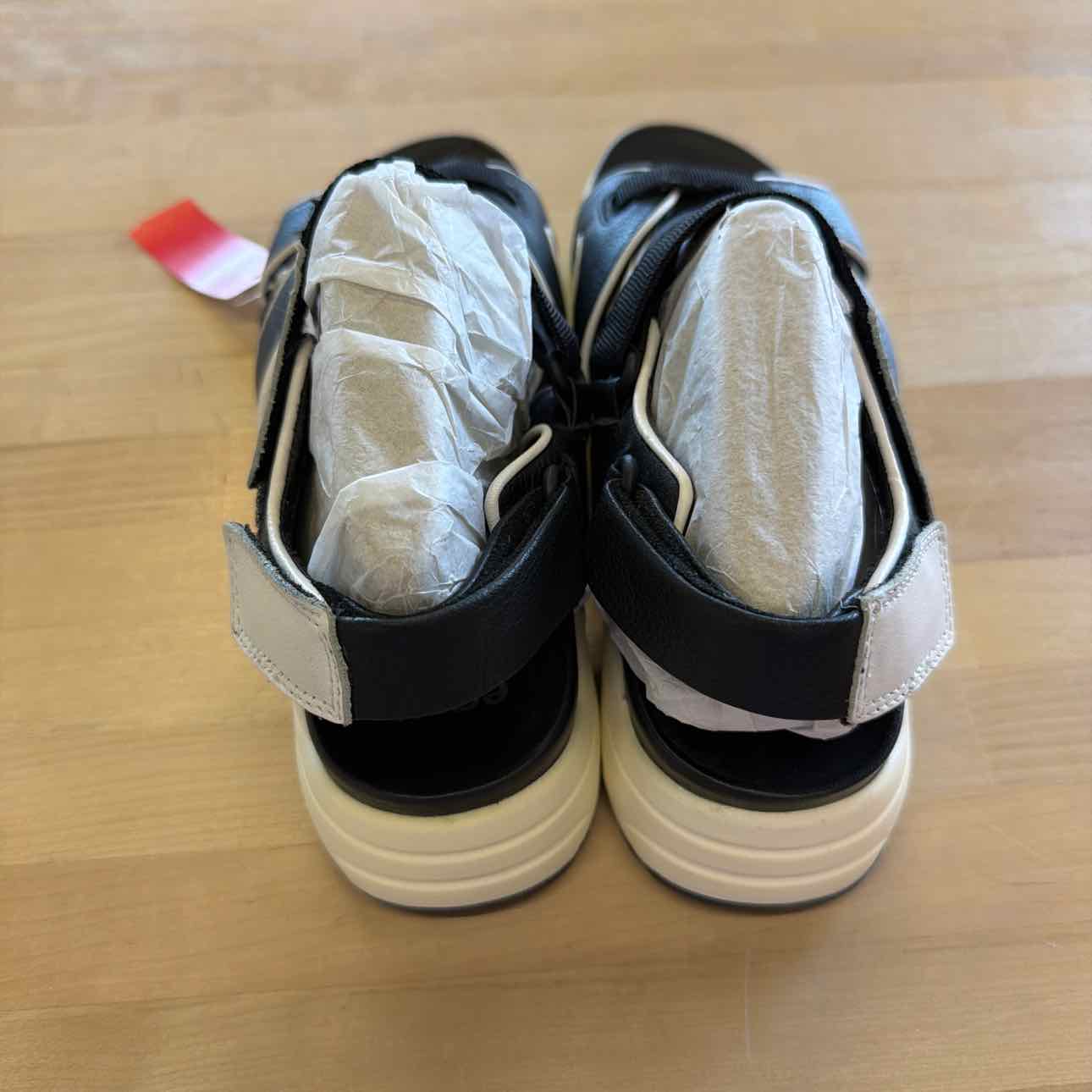 Earth Size 9.5 Black Preloved Sandals