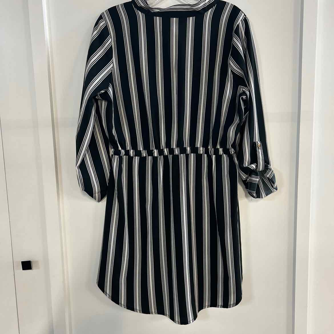 Time To Bloom Size M Black Preloved Dress