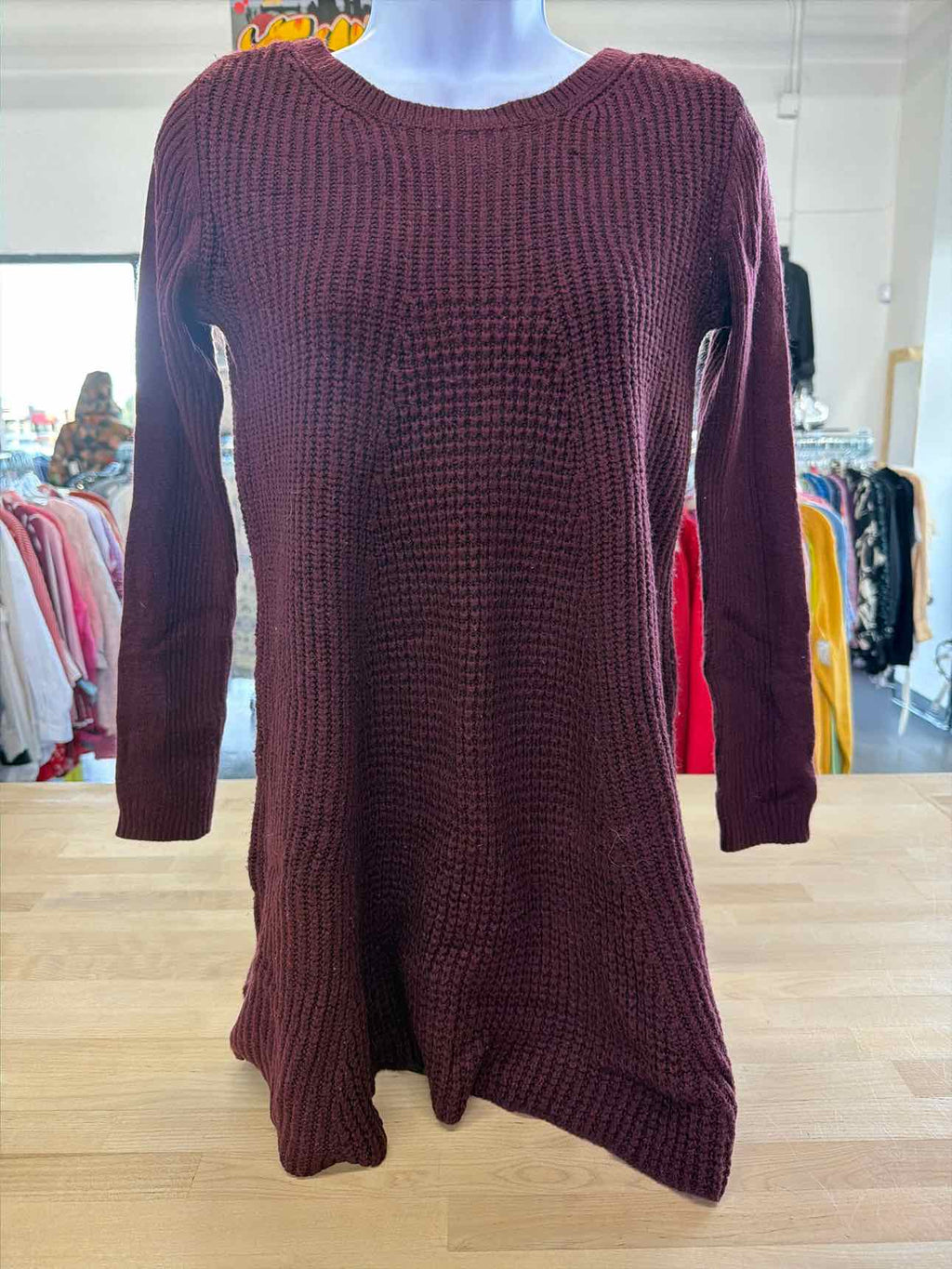 Romeo & Juliet Size M Maroon Sweater