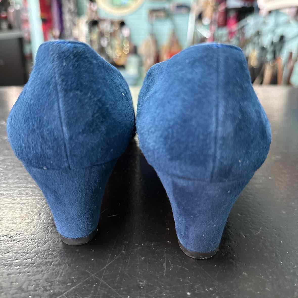 St. John Size 7.5 Blue Suede New Heels
