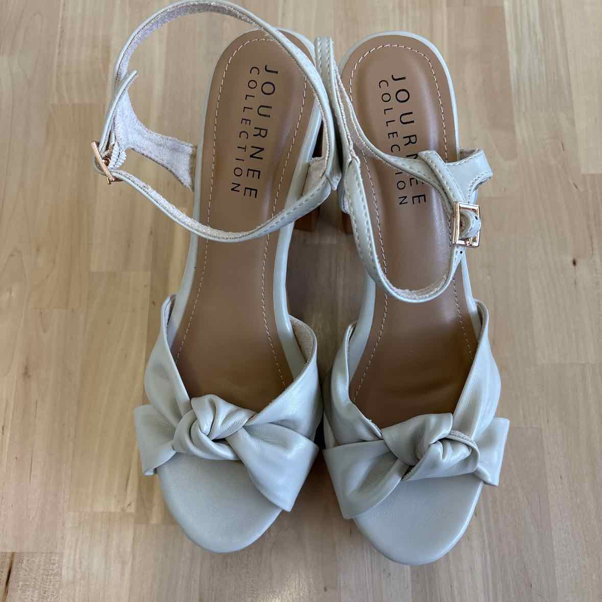 Journee Collection Shoe Size 10 Beige Heels