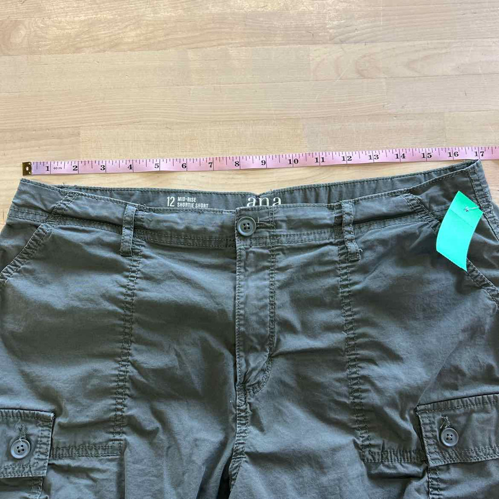 a.n.a Women Size 12 Green Preloved Shorts