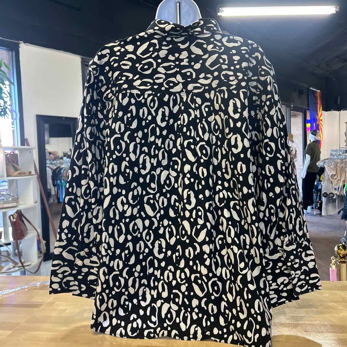 Chico's Size 3 Black Preloved Button Down LS