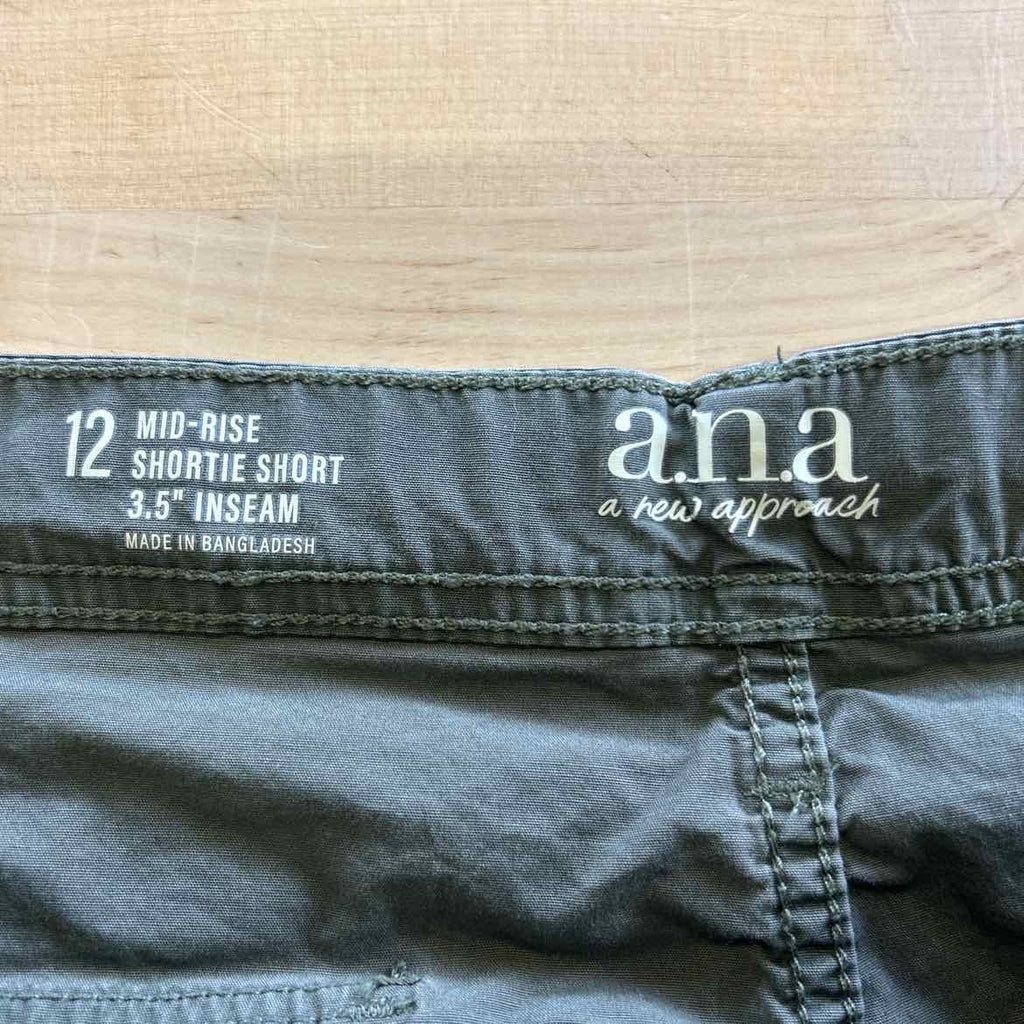 a.n.a Women Size 12 Green Preloved Shorts