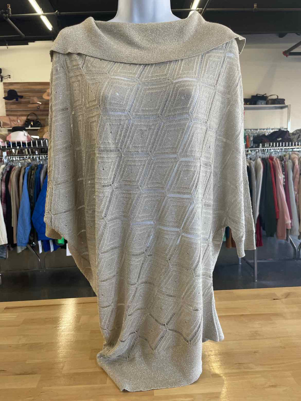 arden b. Size M Beige Turtleneck