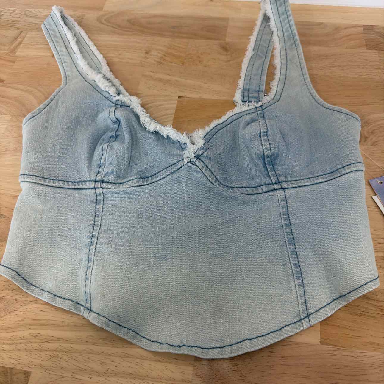 TINSELTOWN Size M Fray-Trimmed Cropped Denim Corset-Style Top - Light Wash