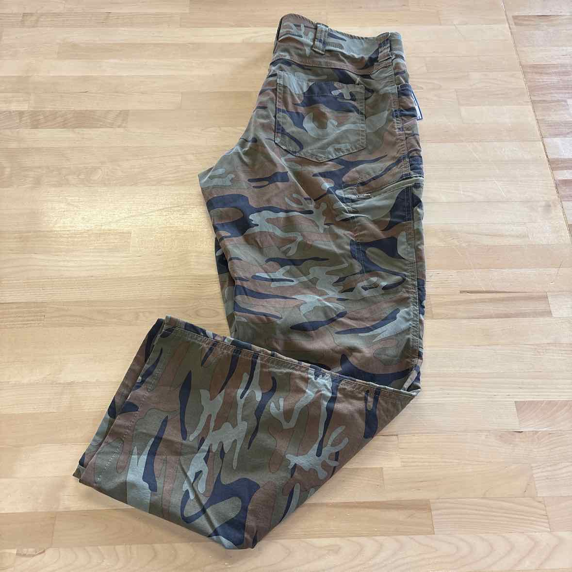 Male Wrangler Men's Size 34x30 Green Print Camo Pants