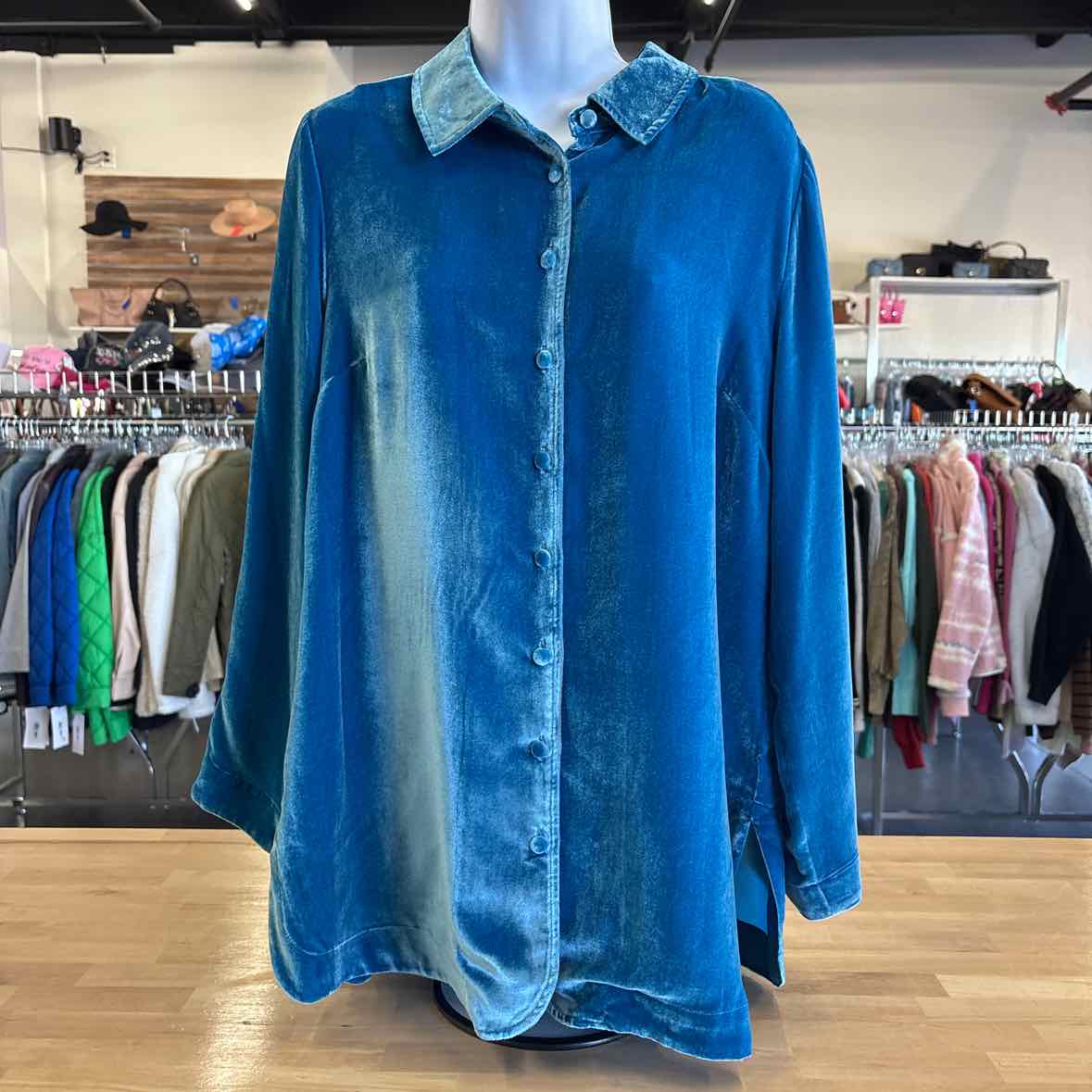 Soft Surroundings Size M Blue Button Down Shirt