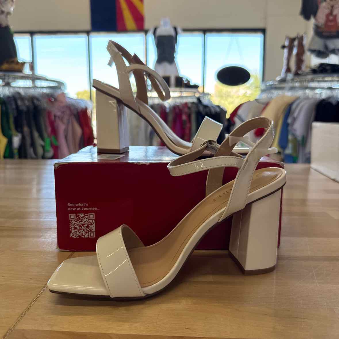 Journee Shoe Size 8 White Heels