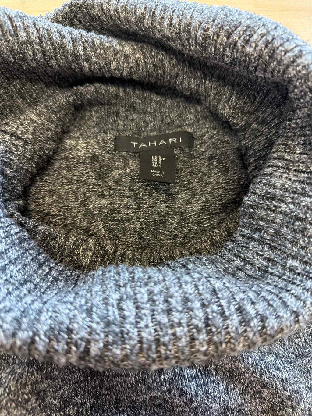 Tahari Size S Gray Sweater