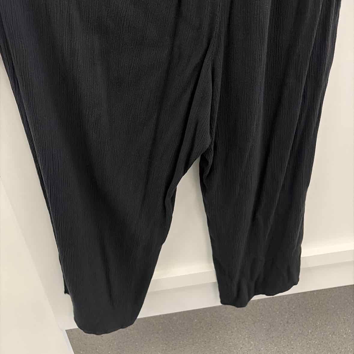 Blush Size XL Black Preloved Jumper