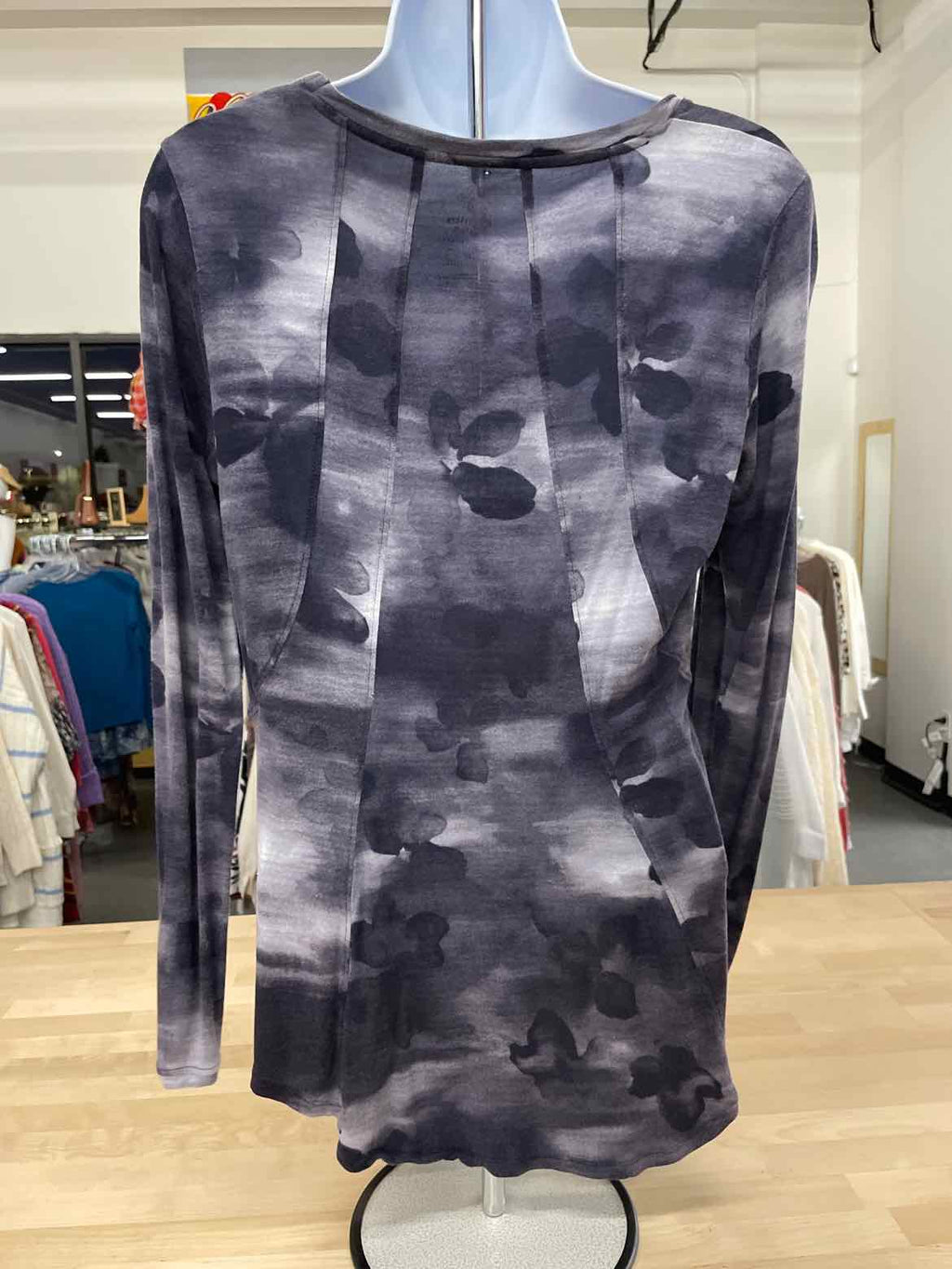 Vera Wang Size M Purple Print T-shirt