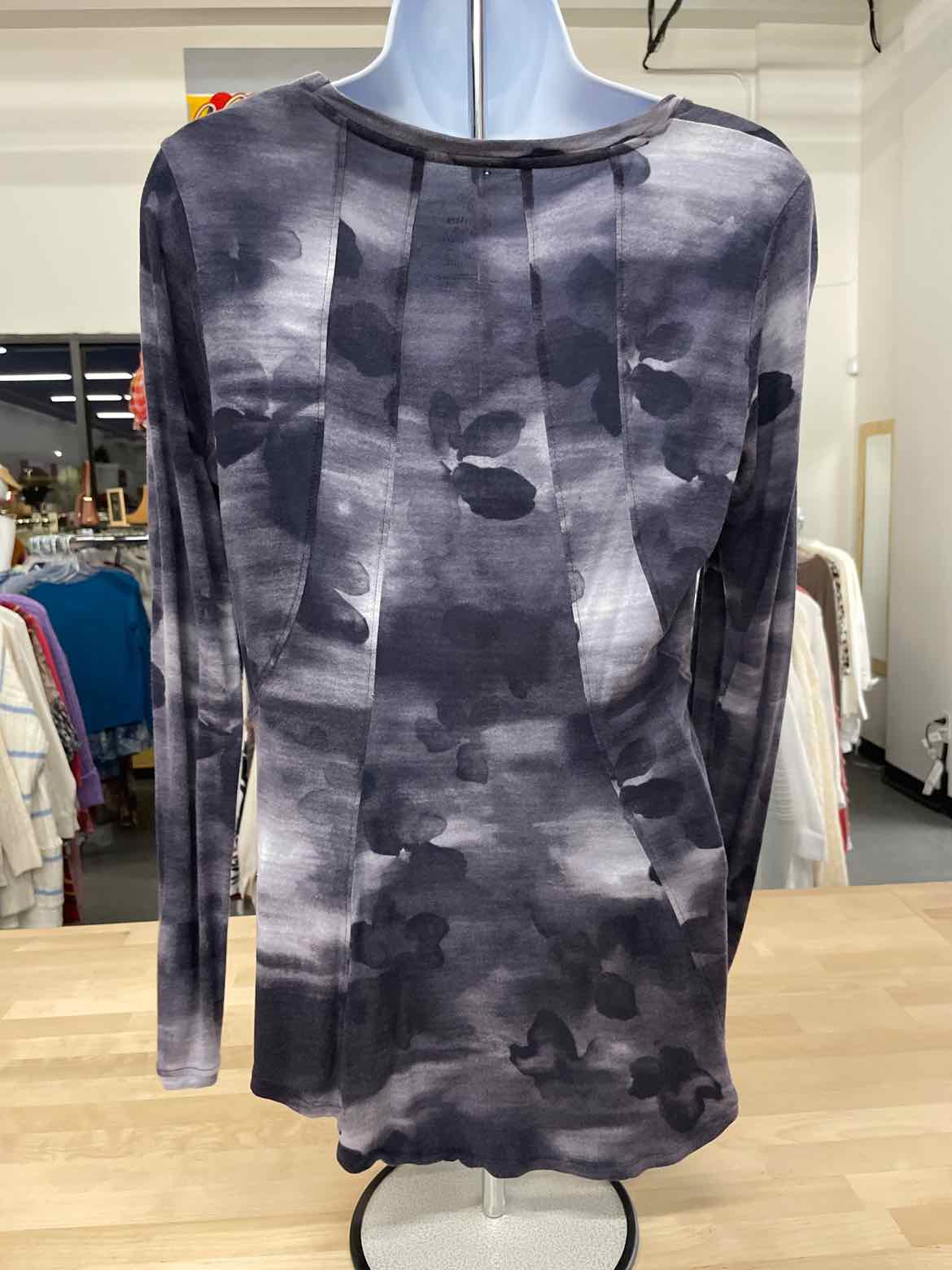 Vera Wang Size M Purple Print T-shirt