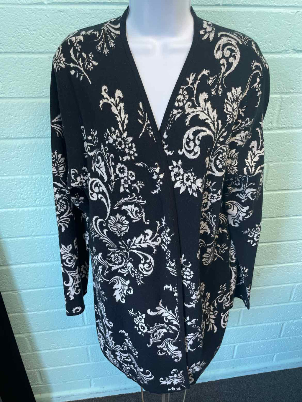 JM Collection Size XL White & Black Duster