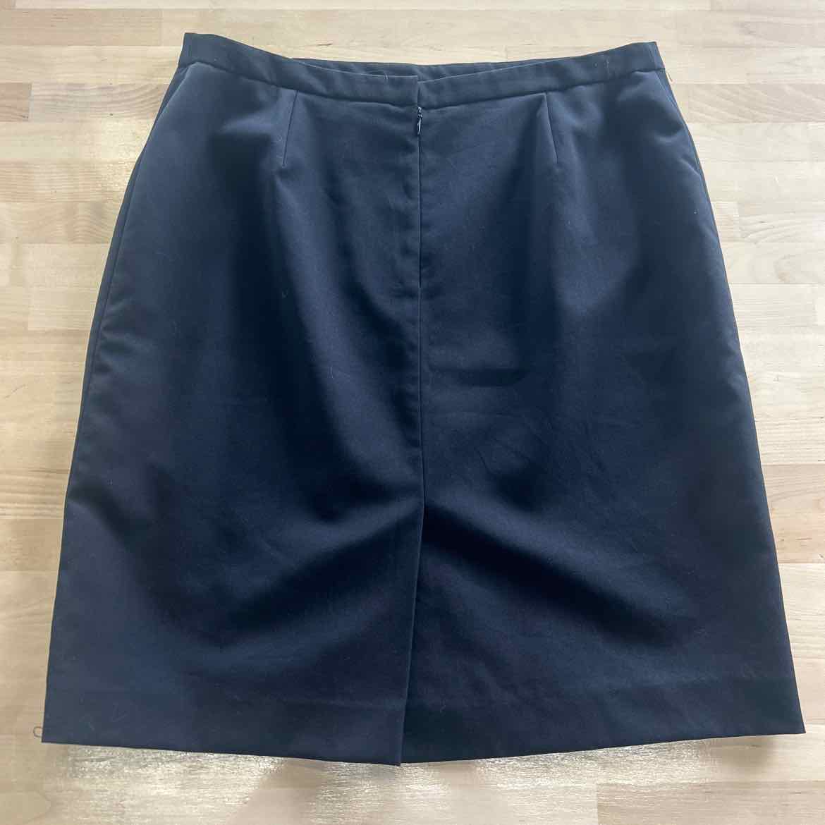 Anne Klein Size 10 Black Skirt
