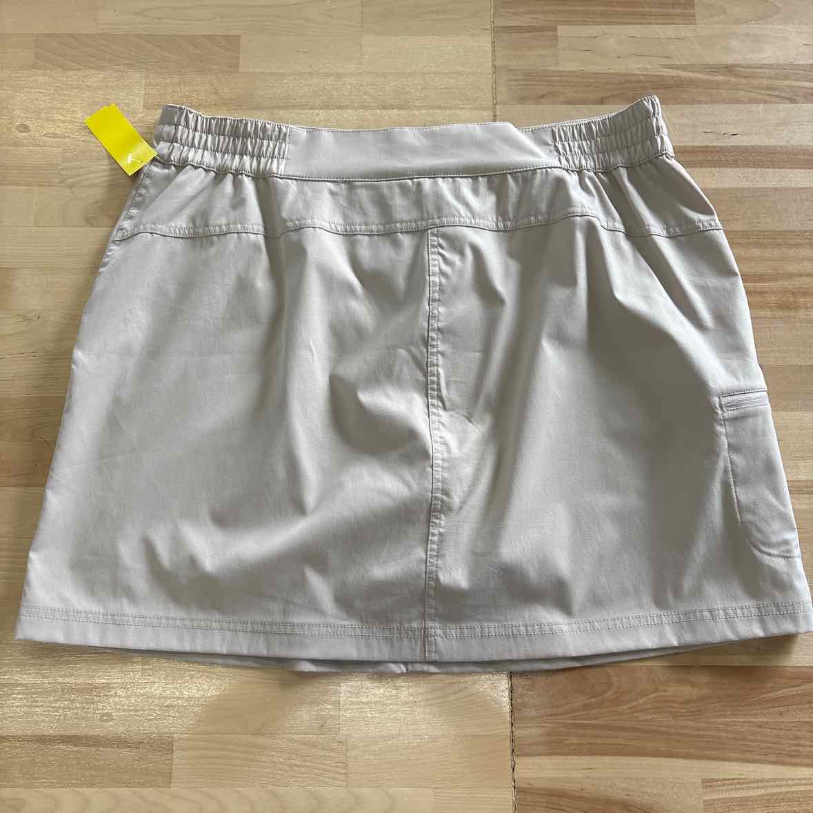 32 degrees Size L Beige Skorts