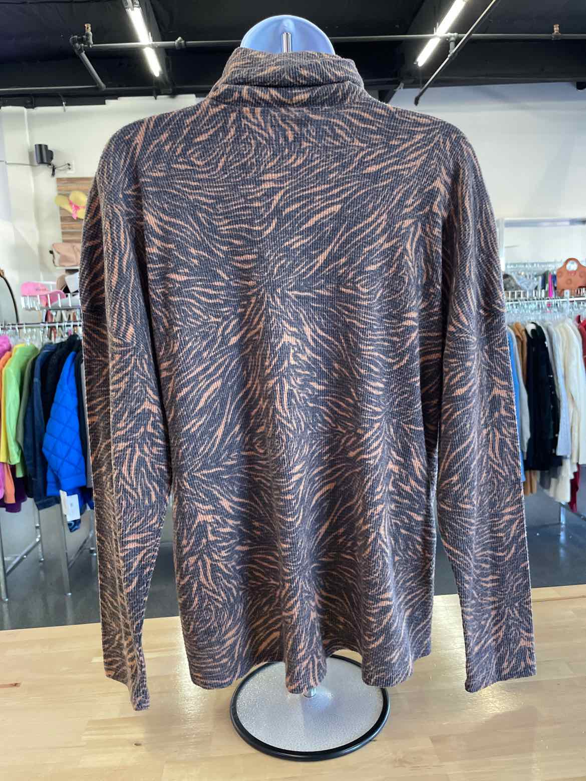 Vince Camuto Size L Brown Long Sleeve