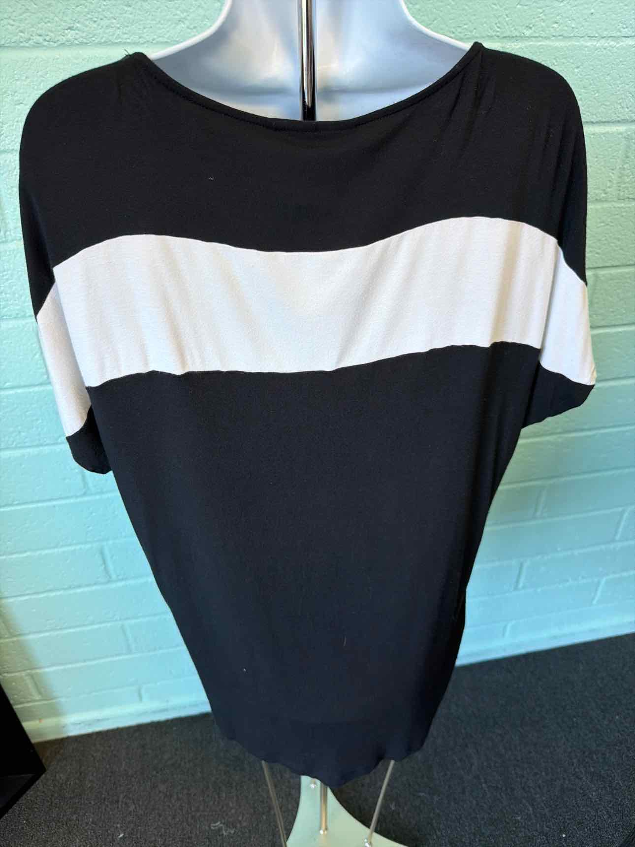 Dana Buchman Size M White & Black Shirt