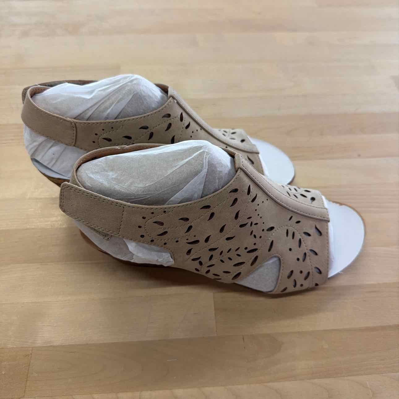 Earth Women's Halin Cutout Slingback Wedge Sandals - Light Sand