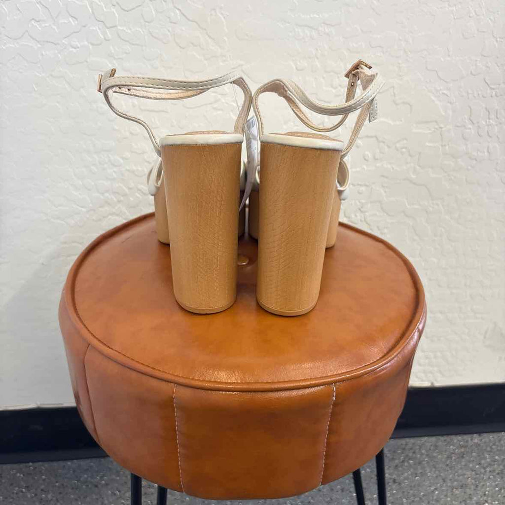 Journee Collection Shoe Size 9.5 Beige Heels