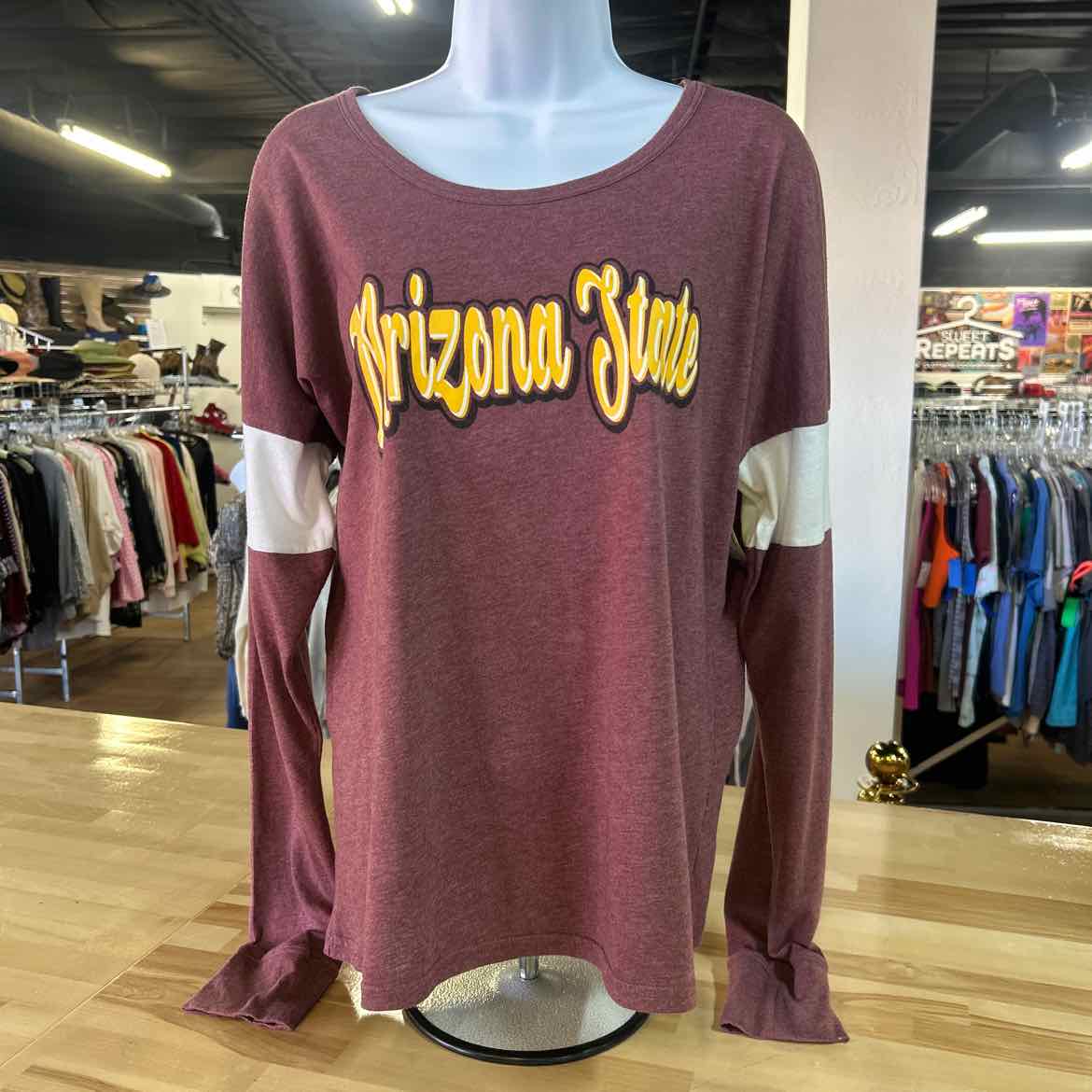 Captivating Size XL Red Preloved Longsleeve