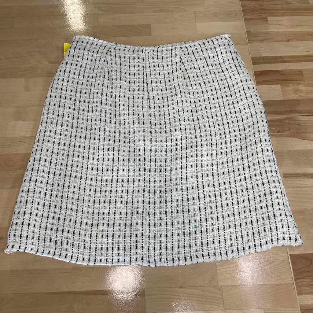 White House Black Market Size 4 White Preloved Skirt