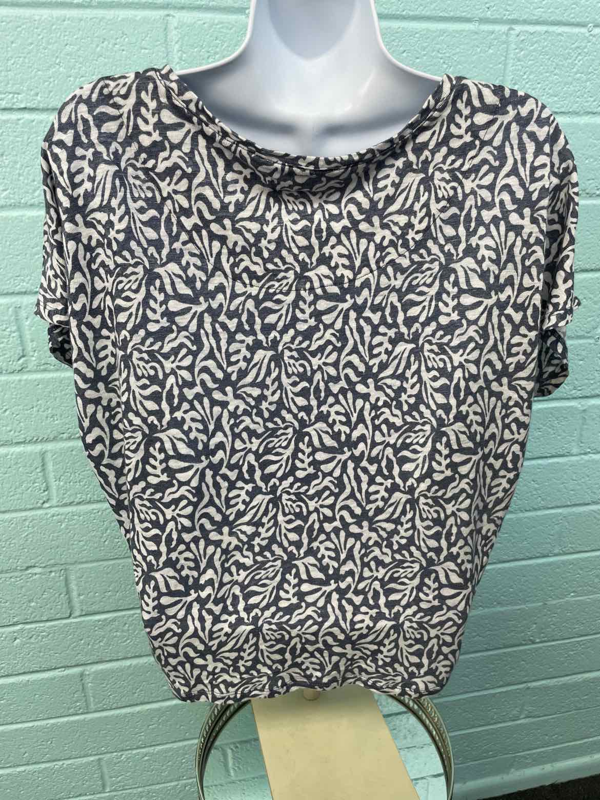 Chico's Size 00 Gray & White Shirt