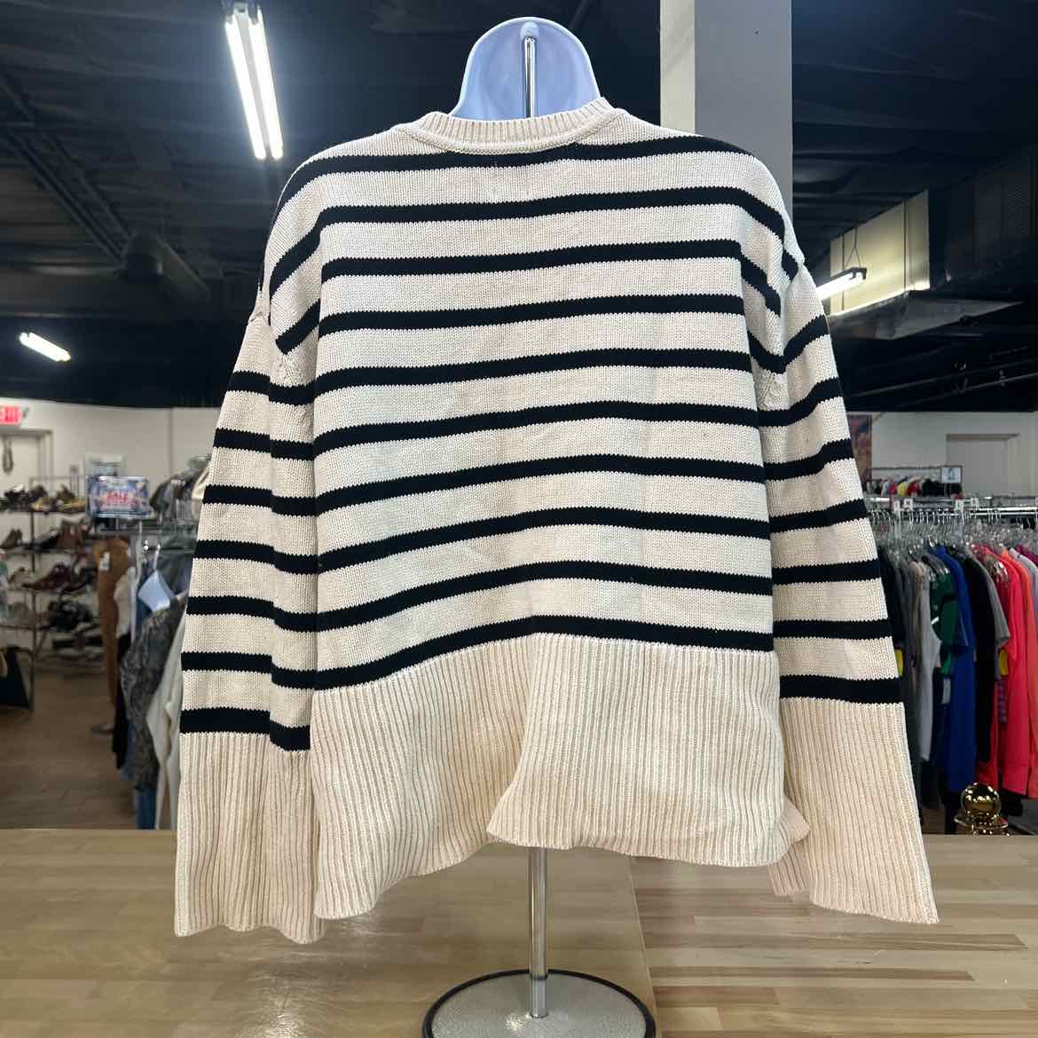 Gap Size M Cream/Black Preloved Sweater