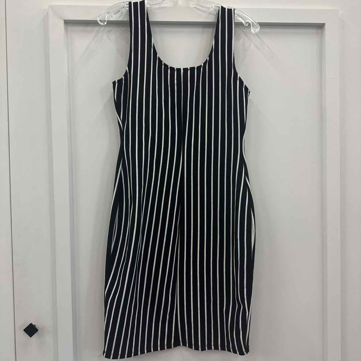 Iris Size M Black/White Preloved Dress
