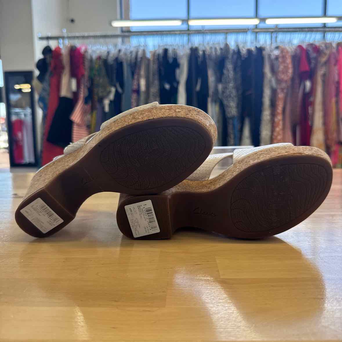 Clarks Shoe Size 6 Cream Sandals