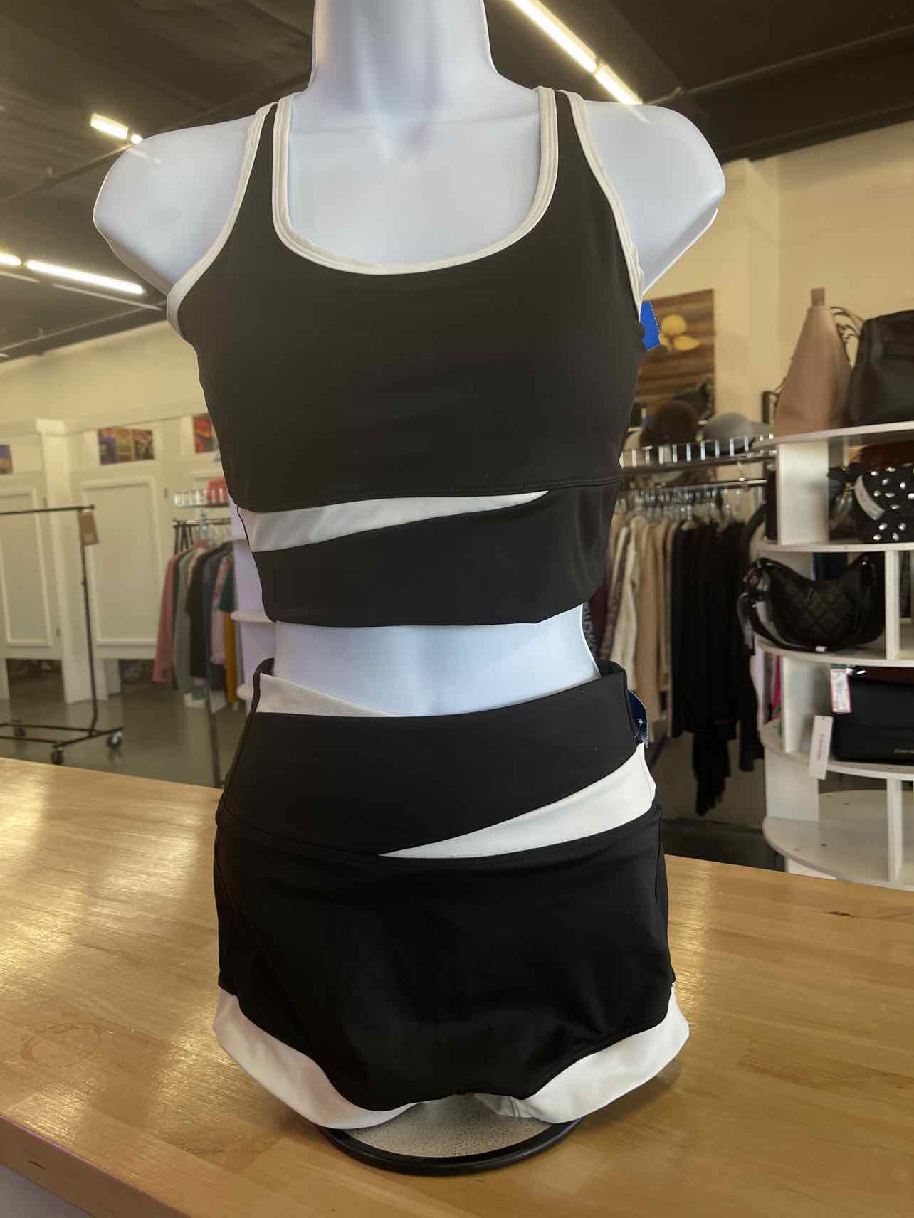 Fern Fitness Size S Black/White Preloved Athletic Set