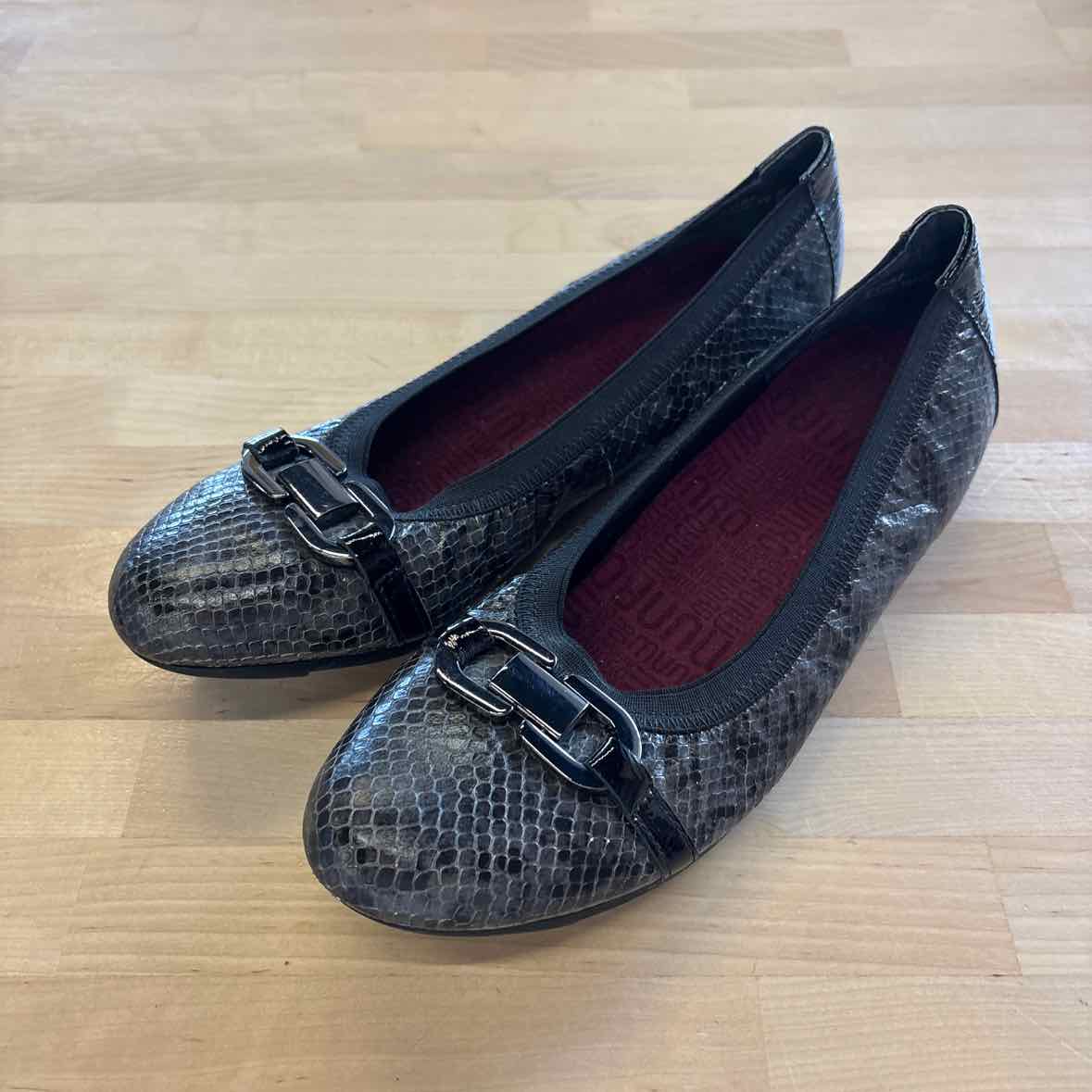 Munro Size 10 Black Flats
