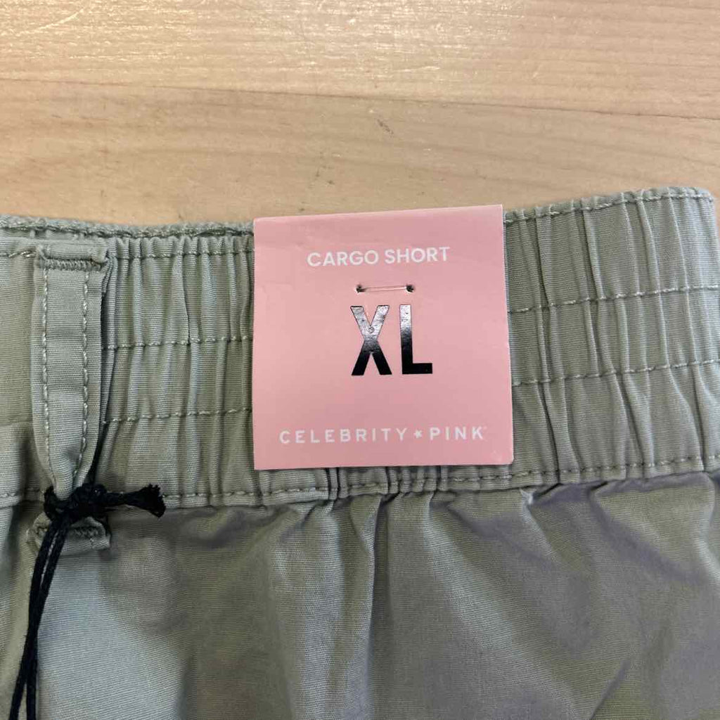 Celebrity pink Women Size XL Green New Shorts