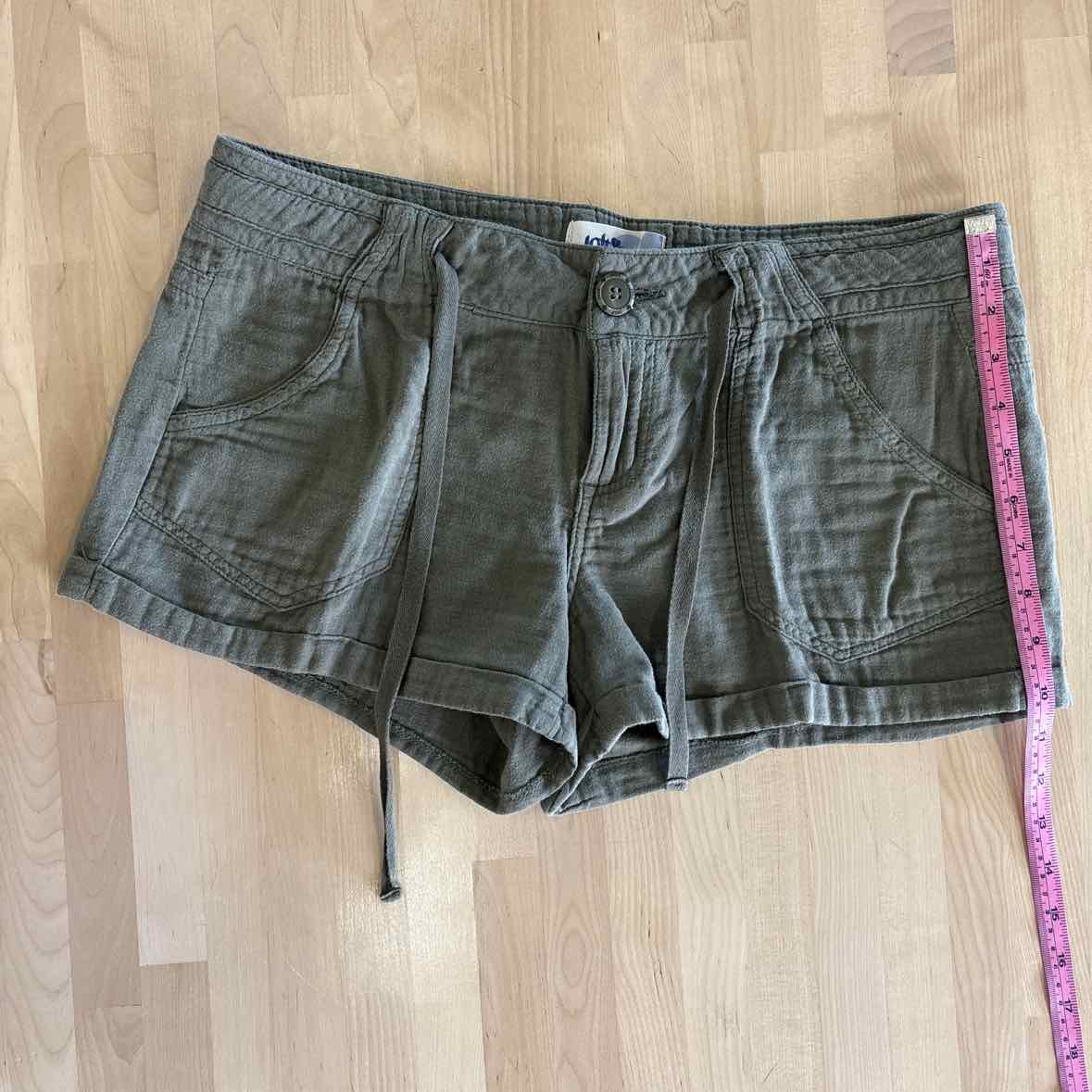 Jolt Size 9 Green Shorts